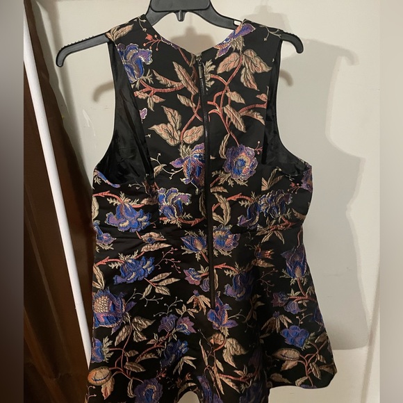 V-Cut Plus Size Patterned Dress - Picture 3 of 3